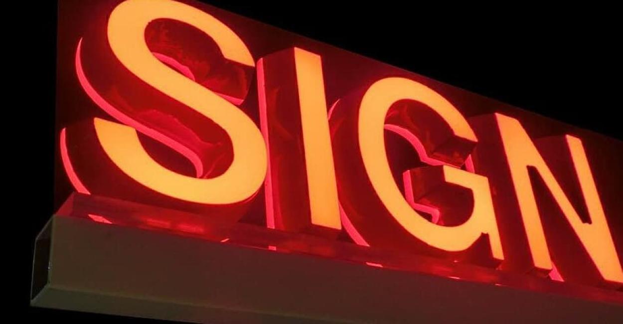 Ways to Increase Signage Visibility through Lighting Methods